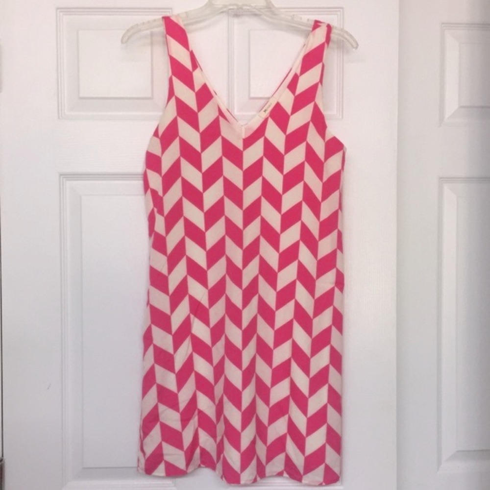 Everly Chevron Pattern Off White Hot Pink V Neckline Back & Front Dress Sz S